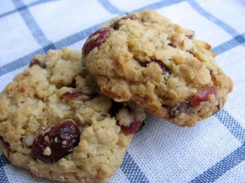 Oatmeal-Chocolate-Chip-Cranberry-Cookies-e1401920743116