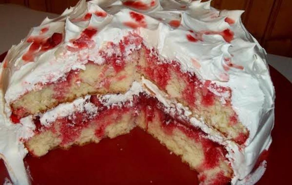 Strawberry-Poke-Cake-600x381