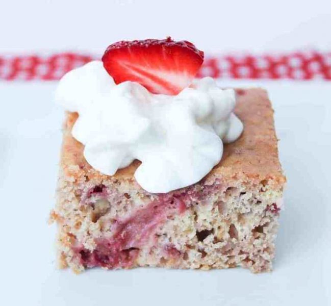Weight-Watchers-Freestyle-Dessert-Recipe-Strawberry-Dump-Cake-4 (1)